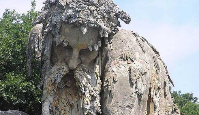 Mystische italienische Skulptur im Felsen