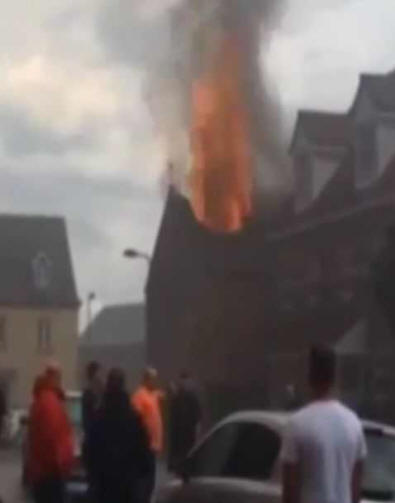 Der Blitz traf ein Haus immer wieder und setzte es am Ende in Brand.