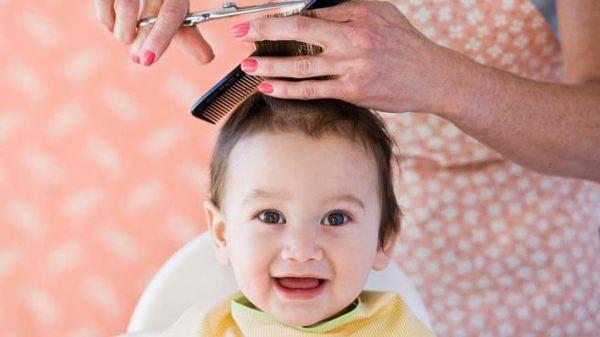 Kann Mutter ihrer Tochter die Haare schneiden? 
