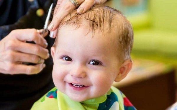 Kann Mutter ihrem Sohn die Haare schneiden? 