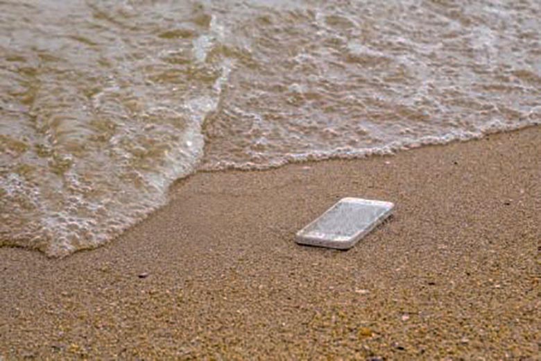 Ein Mann hat gezeigt, wie Menschen am Strand verschwinden