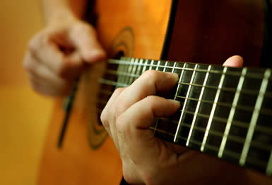 Es ist nützlich, Musik zu hören, aber sie selbst zu spielen - es tut in keiner Weise weh.