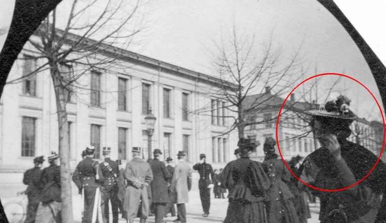 Auf dem Foto von 1890 spricht eine Frau auf einem Smartphone