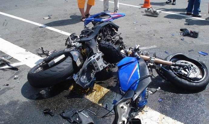 Die Seele, die den Körper eines abgestürzten Motorradfahrers verlassen hat, hat die Kamera getroffen