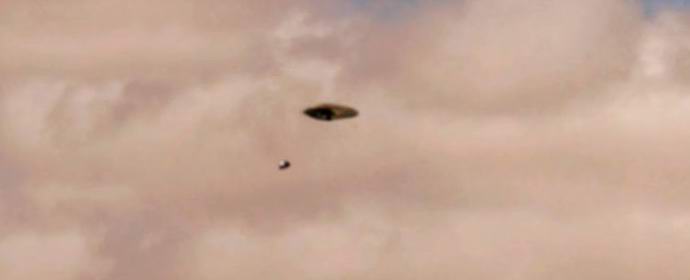 Auf den Kanaren eine fliegende Untertasse, die ein unbemanntes UFO freigesetzt hat