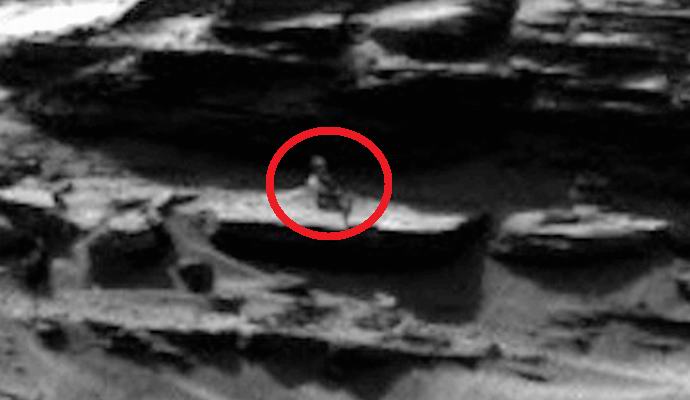 Auf dem Mars wurde ein in einem Sessel sitzender Humanoid entdeckt.