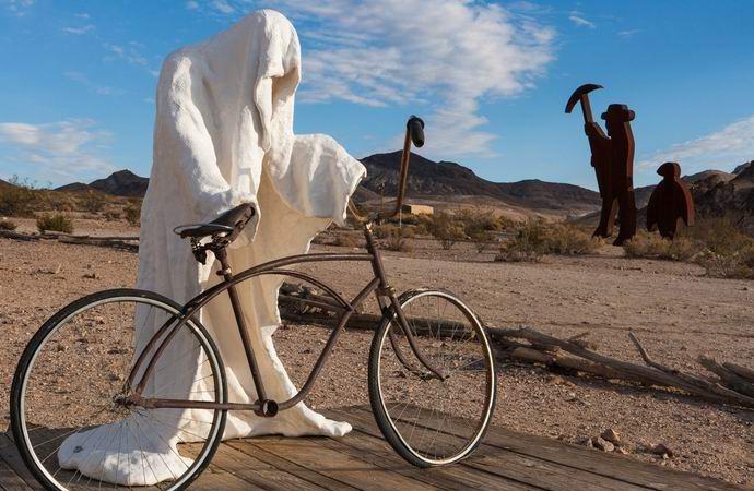 Das Video wurde als Geist gedreht, der ein Fahrrad radelt