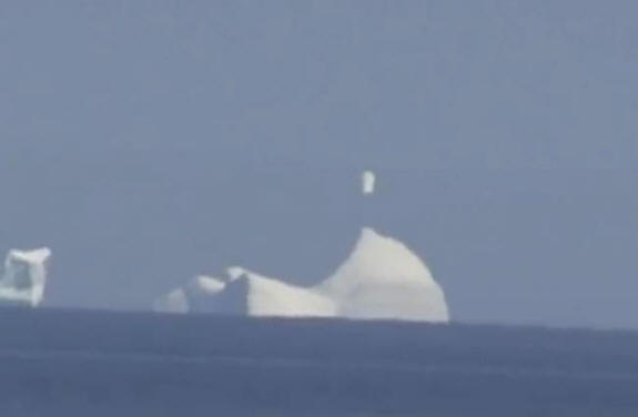 UFO über einem Eisberg in Kanada gefilmt