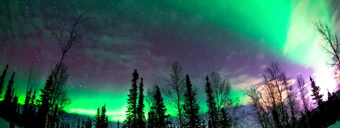 Ein magisches Nordlicht brennt über Alaska