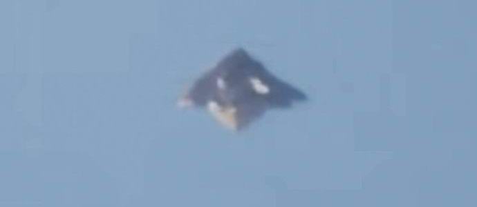 Ein pyramidenförmiges UFO fliegt über Brasilien