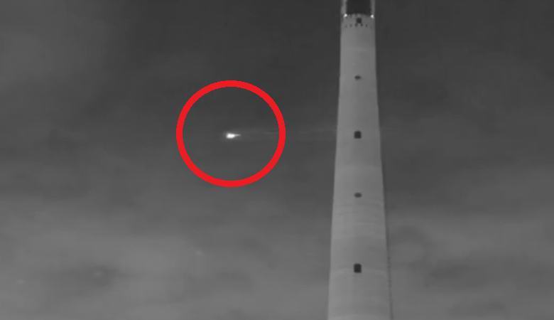 Ein leuchtendes UFO mit einem langen Schwanz über Jekaterinburg