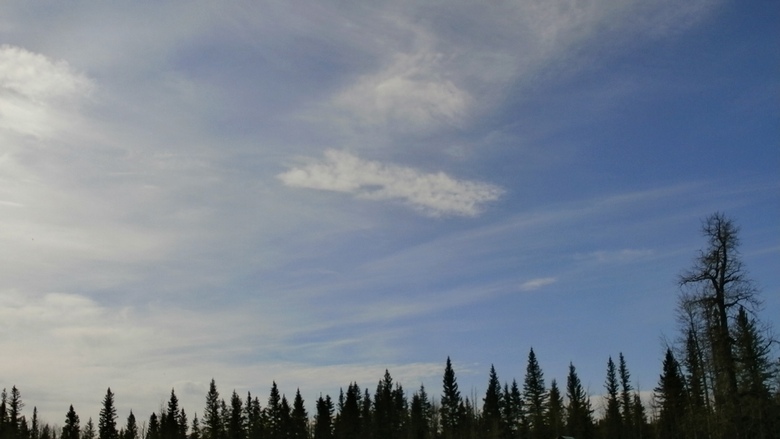 Rechteckige, dreieckige und andere nicht standardmäßige Wolken tauchten immer mehr über der Erde auf.