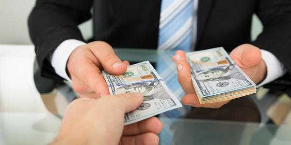 Welche Hand, um Geld zu geben 