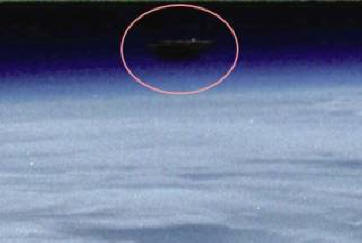 Die NASA hat ein Foto eines außerirdischen Schiffes im Orbit um die Erde veröffentlicht.