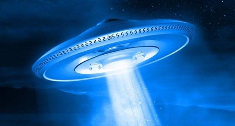 Ein ungewöhnliches UFO flog direkt über dem Boden