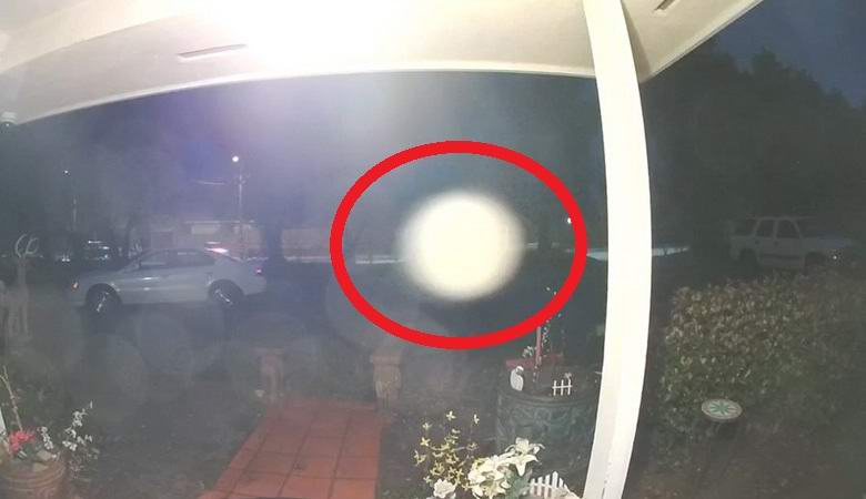 Ein unverständlicher Ball flog in der Nähe des Hauses des Amerikaners