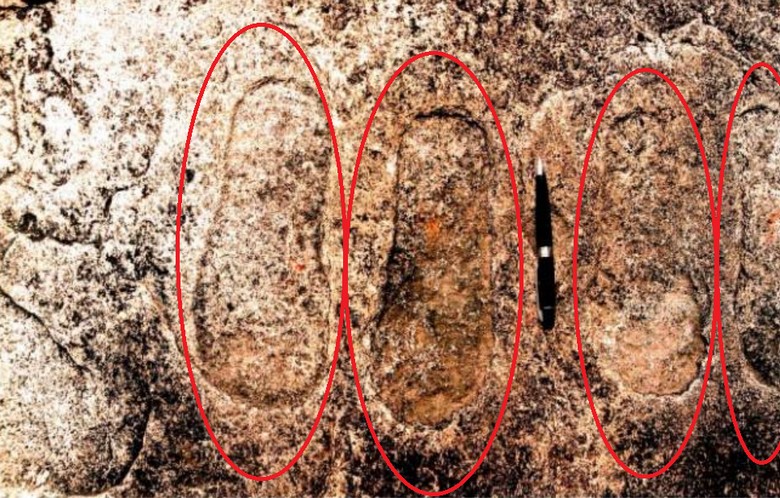 Unbequemes Artefakt Indiens: Abdrücke von Sandalen auf Granit, die viele tausend Jahre alt sind