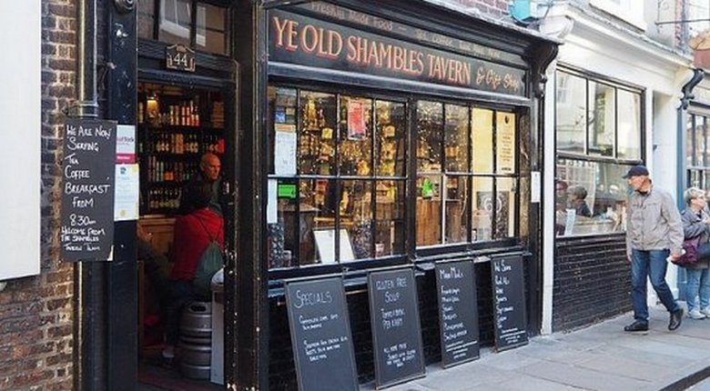 Unsichtbare Kraft in der Taverne Ye Old Shambles in York wirft Gegenstände aus dem Regal.