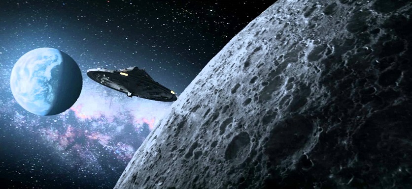 UFO auf dem Hintergrund des Mondes: Satelliten, Weltraummüll oder etwas anderes?
