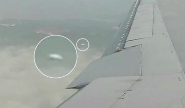 UFO eilte in die Nähe des Flugzeugflügels