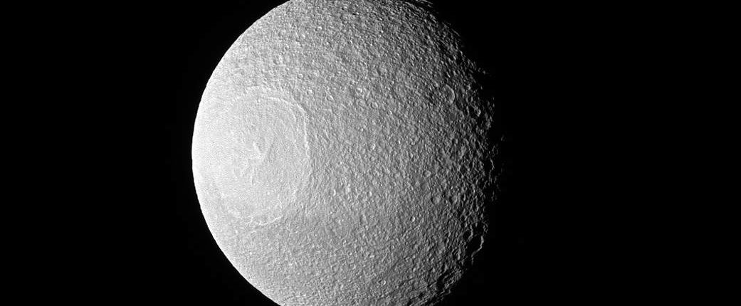 Ein neuer Blick auf Tethys von der Cassini-Mission 