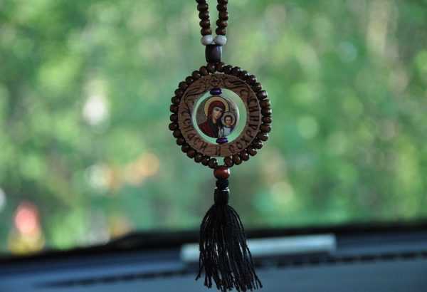 Amulett im Auto 