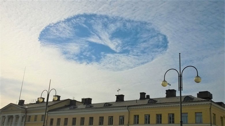 Die Wolken über Helsinki zeigten einen riesigen Trichter