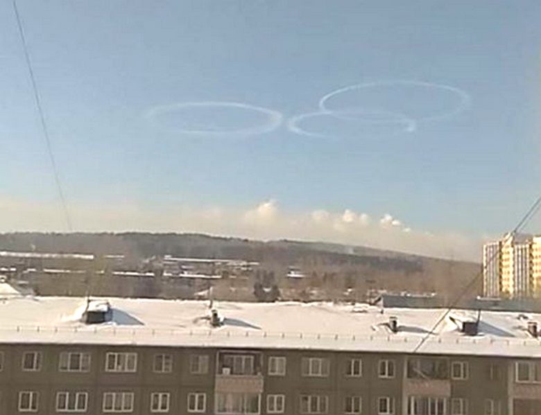 Wolken in Form von Ringen erscheinen und vermehren sich über Irkutsk