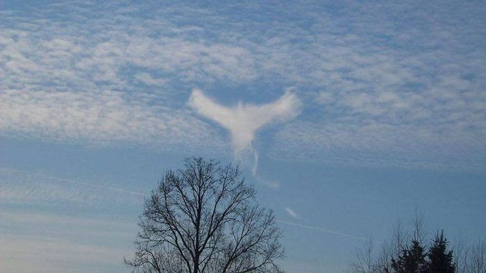 Die Wolke in Form eines Engels fasziniert