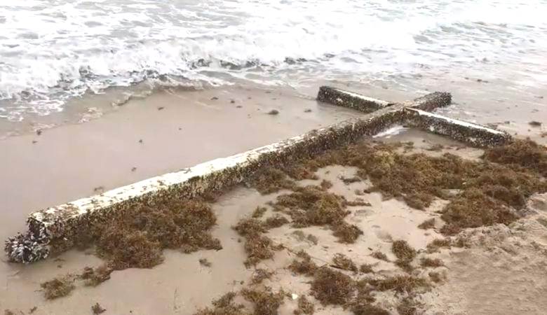 Ein riesiges Kreuz an Land gespült Florida