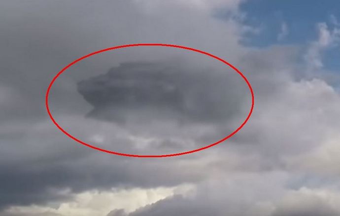 Ein riesiges UFO erschien in den Wolken über Peru