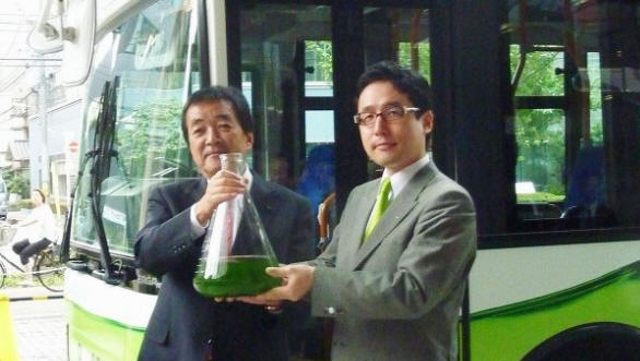 Der weltweit erste mit Algen betriebene Bus in Japan
