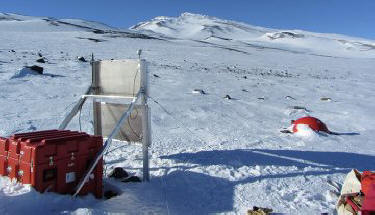 Eine der seismischen Stationen, die im Rahmen des POLENET / ANET-Projekts im Mary Bird Land in der Antarktis installiert wurden, Archivfoto