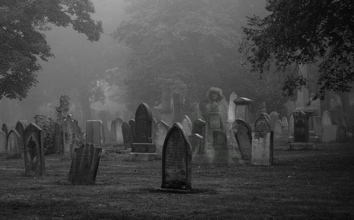 Jugendliche haben auf einem Nachtfriedhof einen Geist gefilmt