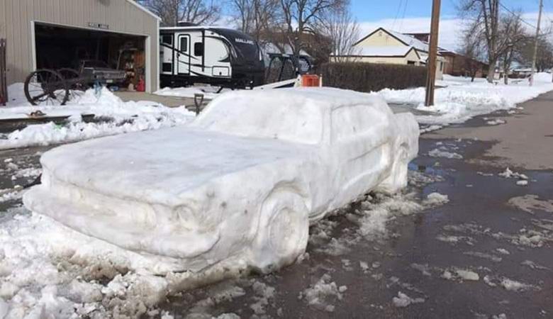 Der Polizist hätte fast eine Geldstrafe für ein Schneeauto geschrieben