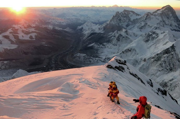 Nach dem Erdbeben in Nepal lehnte der Mount Everest ab