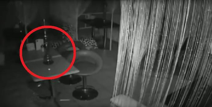 Ghost ungezogen in der Nacht in einem Moskauer Café