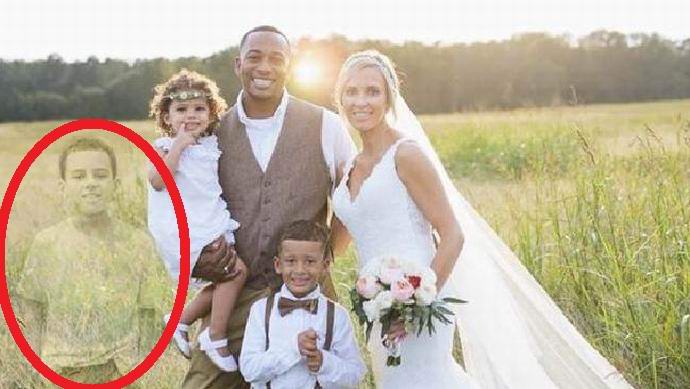 Der Geist des verstorbenen Sohnes erschien auf dem Hochzeitsfoto seiner Mutter.