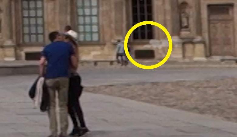 Ein Geist, der in der Nähe des Louvre ausrutscht