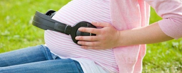 Ein Baby im Mutterleib klatscht in die Hände