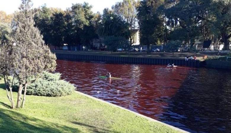 Der Fluss in Argentinien wurde plötzlich rot