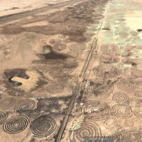 Zeichnungen mystischer Spiralen in der Kalahari-Wüste