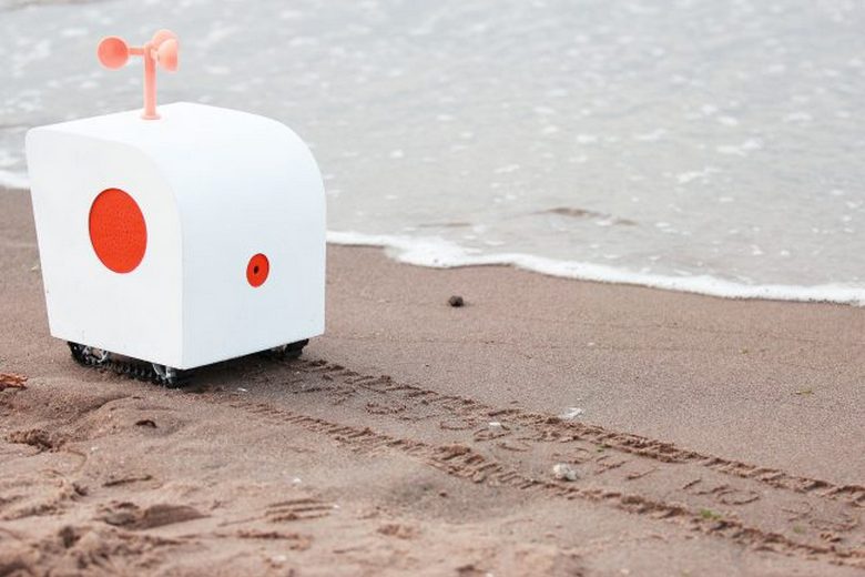 Roboterdichter schreibt Gedichte in den Sand