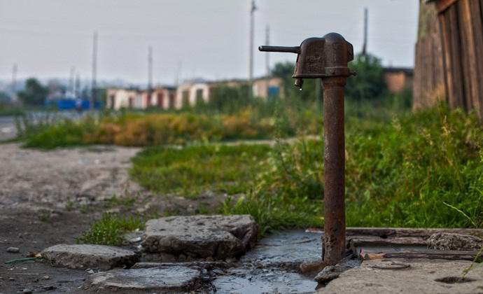 Der russische Geist hat das Wasser von der Säule geschaukelt