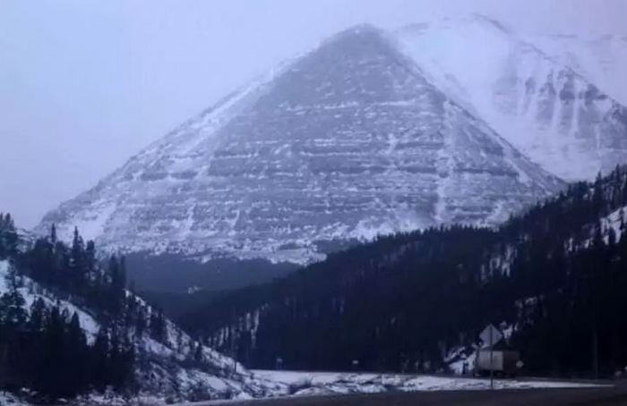 Künstliche Pyramiden aus eisigem Alaska