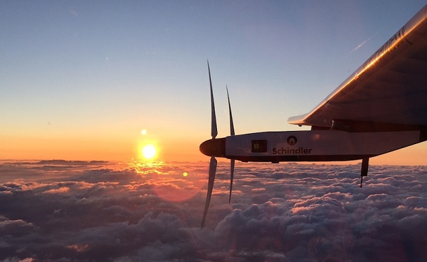 Ein solarbetriebenes Flugzeug stellt einen Rekord für die Flugreichweite auf