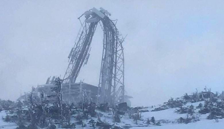 Der stärkste Wind hat den Funkturm in zwei Hälften gebogen