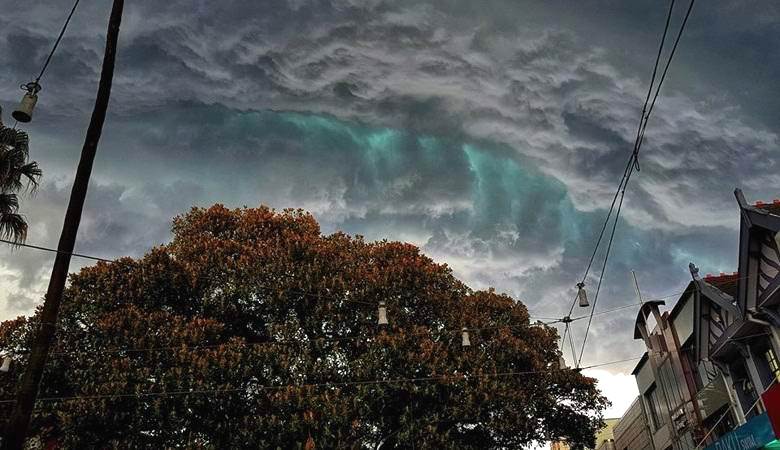 Über Sydney entstanden fabelhafte Smaragdwolken