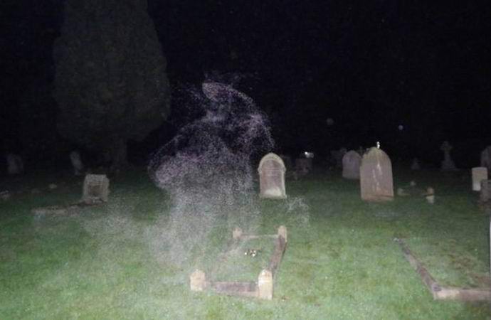 Der Skeptiker glaubte an Geister, indem er einen von ihnen auf einem dunklen Friedhof fotografierte.