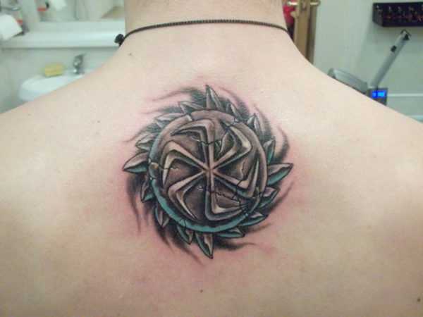  Kolovrat-Zeichen in Form eines Tattoos 
